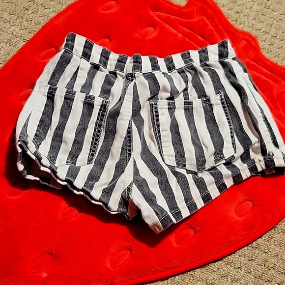 Striped shorts size 3 - Picture 2 of 2